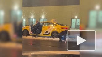 В Москве таксист подрался с пассажиркой