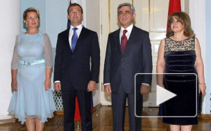 Блогеры спорят о нижнем белье жены Медведева
