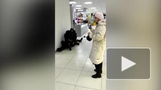 Появилось видео жесткого задержания россиянина без маски в торговом центре