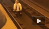 Появилось видео, как пассажирка упала на рельсы на станции метро "Невский проспект"
