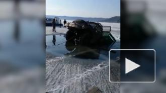На Байкале два грузовика провалились под лед