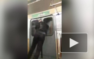 "Остановите, Вите надо выйти": на Парке Победы петербуржец кулаком разбил стекло в вагоне 