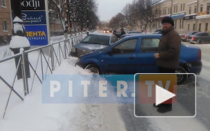 Три синие машины столкнулись в Гатчине: появилось видео