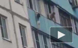 В Краснознаменске мужчина спас повисшую на балконе 7 этажа маленькую девочку