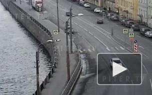 Петербуржец упал в воду с набережной Обводного канала