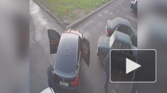 Появилось видео того, как сотрудник автосервиса в Петербурге сокрушил грабителей