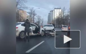 Таксист вылетел на встречку и разбил иномарку на Народного Ополчения