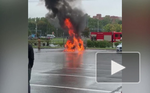На парковке у "Жемчужной плазы" горит автомобиль