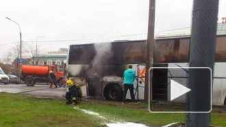 В Петербурге из горящего автобуса на Ленинском проспекте спасали детей