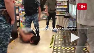 Россиянин голышом разнес заправку в Крыму и попал на видео