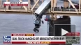 В США фура с прицепом врезалась в ограждение моста ...