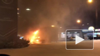 Видео: На парковке "Мега Парнас" загорелась "Газель"