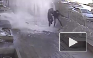 Ужасающее видео из Омска: лавина с крыши придавила пешеходов