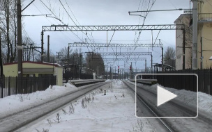 Пассажир загадочно скончался в электричке на станции Царское Село