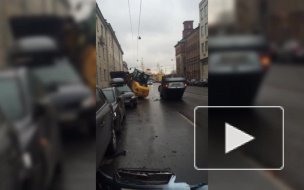 На Васильевском острове перевернулись трактор и легковушка, водитель в крови