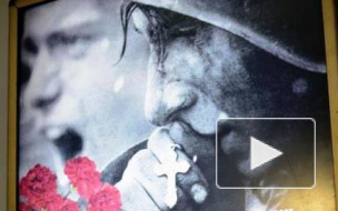 Новый скандал с плакатом к снятию блокады: постановочный воин-освободитель целует крест