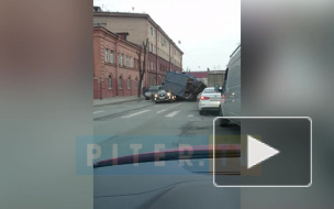Видео: на улице Степана Разина грузовик завалился на иномарки