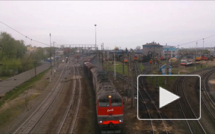 Пьяный парень сломал ноги при падении с моста на поезд