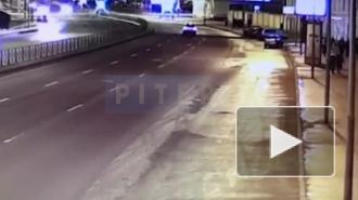 Видео: "Киа" врезалась в припаркованные машины на Синопской набережной