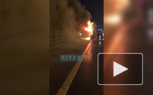 Видео: в районе Вантового моста загорелась фура