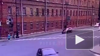 В ДТП на Тульской улице в Петербурге столкнулись такси и легковушка