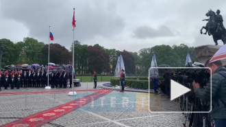 В День города к памятнику Петру I на Сенатской площади возложили цветы: видео