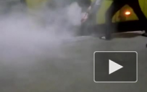 В Сестрорецке водитель и пассажиры тушили загоревшееся колесо автобуса