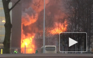 Очевидцы сняли на видео мощный пожар на скалодроме около "Лесной"