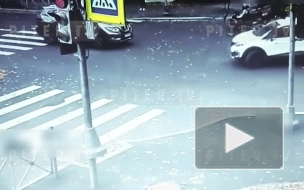 Видео: в Выборгском районе мопедист влетел в каршеринг