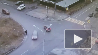 На перекрестке в Купчино столкнувшиеся автомобили едва не сбили пешехода