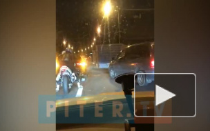 Видео: на Свердловской набережной столкнулись легковушка и фура
