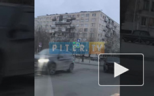 Видео: в Невском районе столкнулись внедорожник и легковушка 