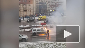 Видео: на Комендантском ярким пламенем сгорела "Лада Ларгус"