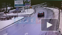 На видео попал момент тройного ДТП в Репино, в котором "БМВ" улетел в кювет