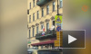 Видео: на балконе на Невском в стойке на руках завис футболист