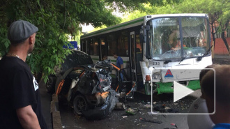 В центре Тюмени легковушка протаранила автобус, есть погибший и пострадавшие