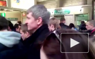 Огромные очереди за жетонами на станции метро "Старая деревня" испугали петербуржцев