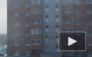 Пожар многоэтажного дома в Омске попало на видео