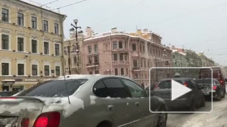 Как сбивают сосули в Петербурге