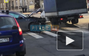 Охранная машина и иномарка столкнулись на Зенитчиков