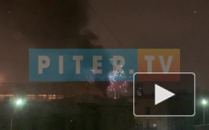 В Петербурге загорелся склад с фейерверками: на месте работают пожарные