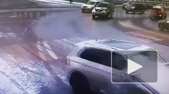Видео: иномарка влетела в припаркованное авто на повороте на Английском проспекте