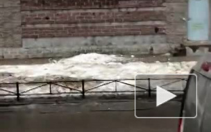 Видео: на Королева снег сбрасывают на тротуар 