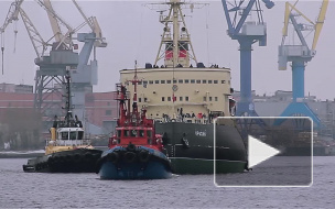 "Красина" покрасили: ледокол-музей вернулся на свое место