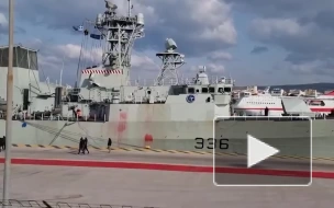 В Греции активисты забросали красной краской корабль НАТО