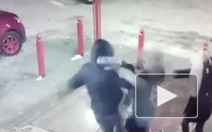 Видео: пьяный неадекват зверски избил мать с ребенком из-за очереди в Якутии