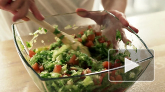 Россиян предупредили о размножающихся в новогодних салатах микробах