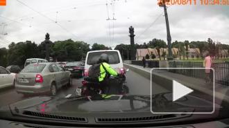 Парень на самокате запрыгнул на мотоциклиста на Ушаковском мосту