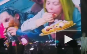 Видео: Линдеманн на концерте в Петербурге кидал в фанатов торты и сырую рыбу