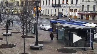 В ДТП с троллейбусом на Гостином дворе пострадали два человека из легковой "Киа"